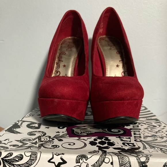 NWB - Brash Faux Suede Red Stiletto Pumps - Picture 2 of 5